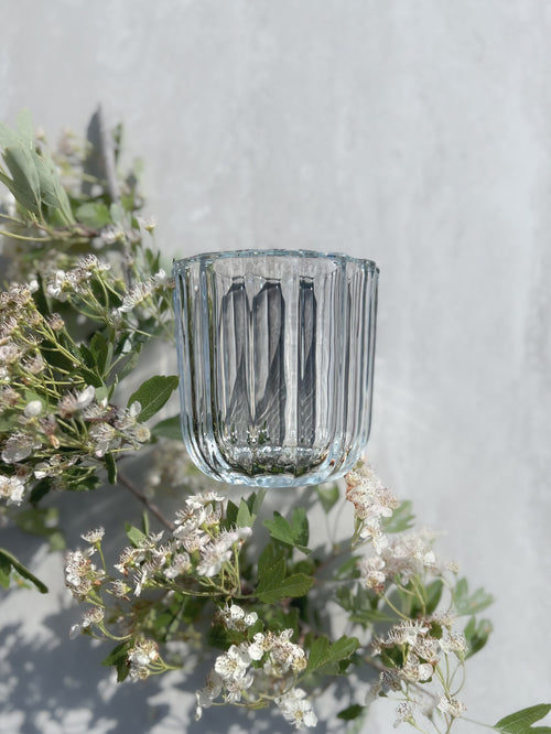 The Vase – Single in ribbed glass. A sculptural vase designed for elegant simplicity – perfect for flowers, candles, or minimal styling.