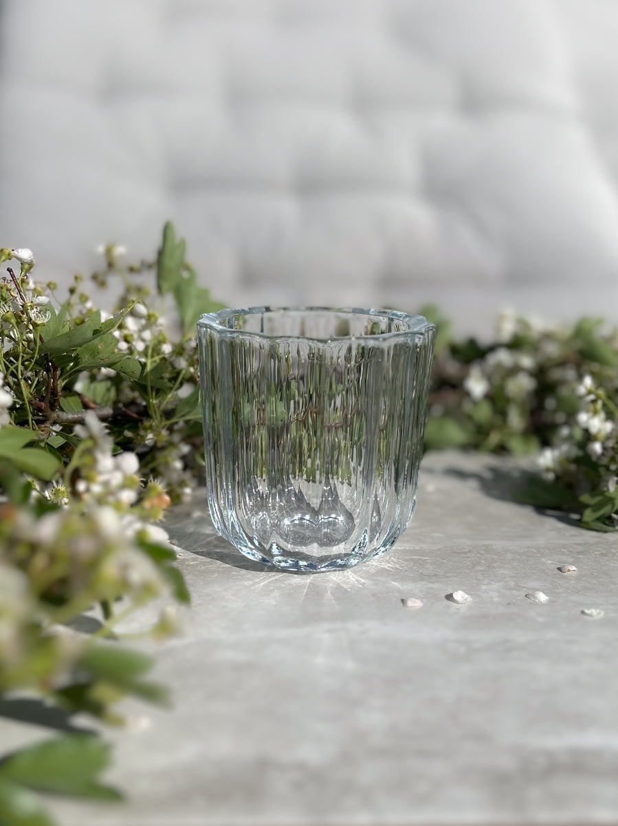 The Vase – Single in ribbed glass. A sculptural vase designed for elegant simplicity – perfect for flowers, candles, or minimal styling.