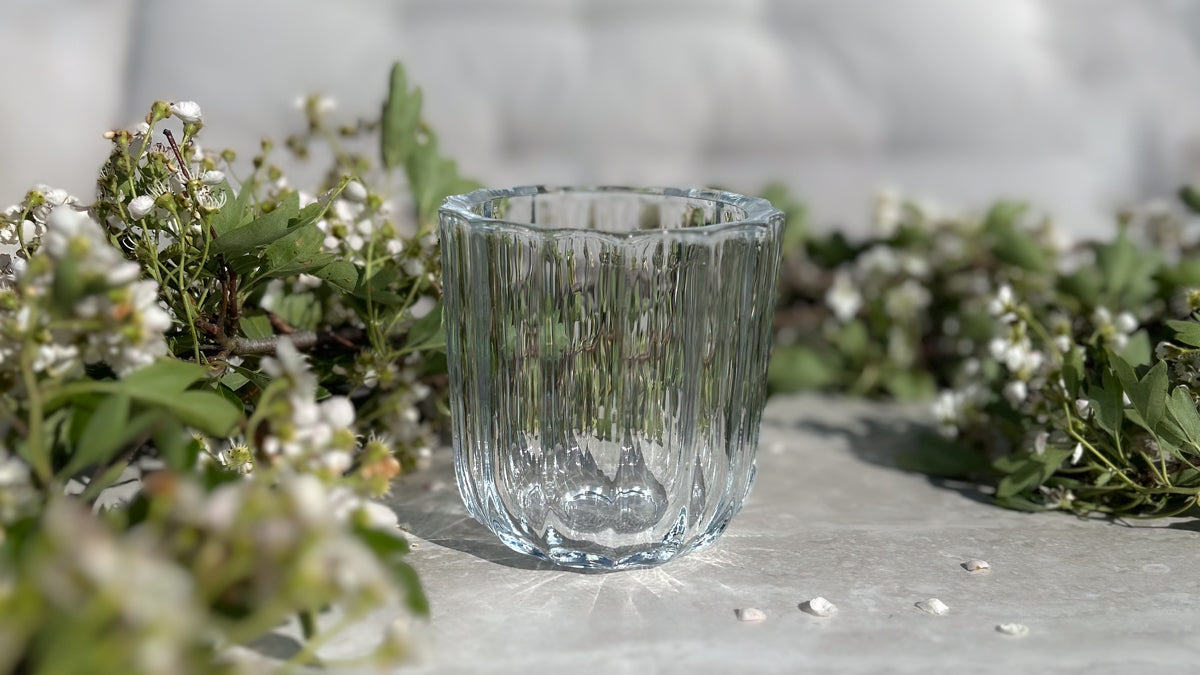 The Vase – Single in ribbed glass. A sculptural vase designed for elegant simplicity – perfect for flowers, candles, or minimal styling.
